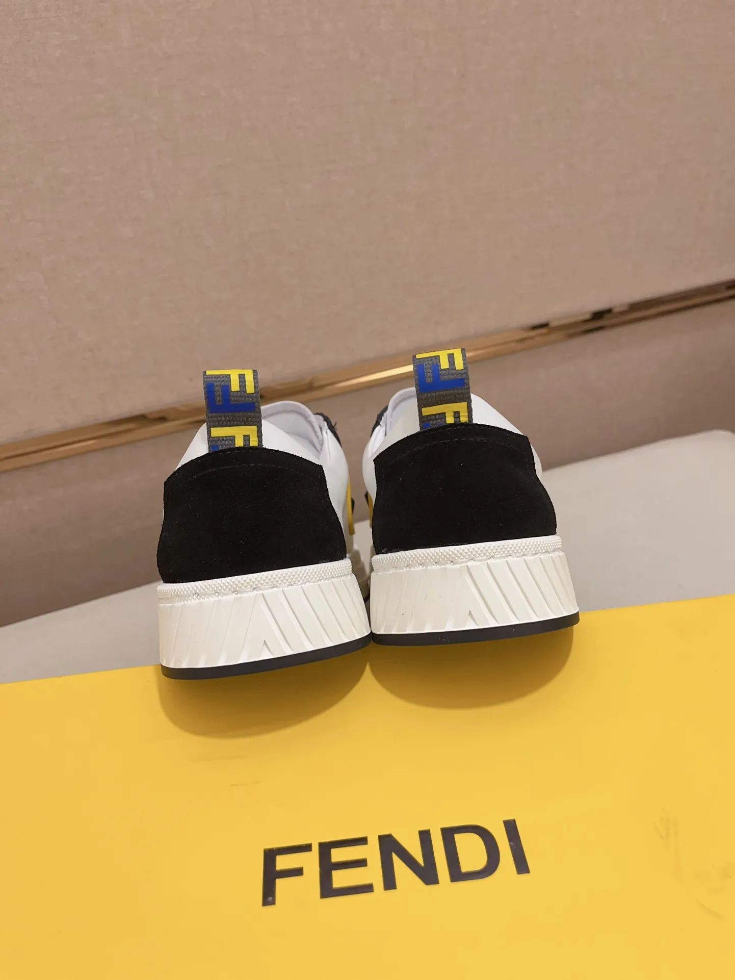 Men's shoes💰: 400💰[Fendi] Fendi's latest casual shoes for men! Available at counters simultaneously! A one-to-one replica of the original. All imported official website one-to-one cowhide fabric. The interior is made of top-grade sheepskin, and the original factory-supplied rubber outsole is used. Leading new fashion concepts. Matching code: 38-44. (can be customized for 45 non-refundable)